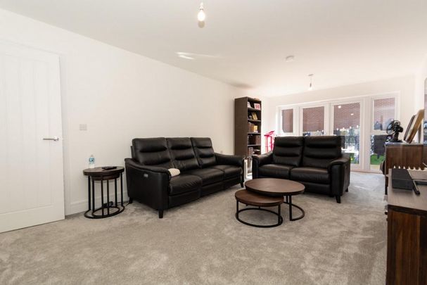 4 bedroom detached house to rent - Photo 1