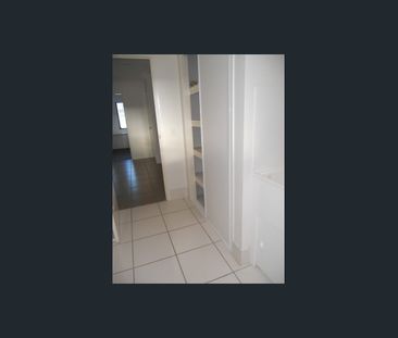 4 BEDROOM FAMILY HOME IN BLACKS BEACH - Photo 2