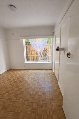 QUIET, SECURE AND TUCKED AWAY IN ONE OF THE BEST STREETS IN MELBOURNE! - Photo 2