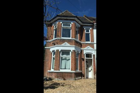 Room in a Shared House, Atherley Road, SO15 - Photo 5