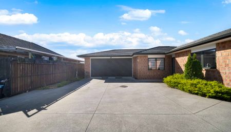 Modern, Fully-Fenced Family Home in Papakura - Available Now! - Photo 5