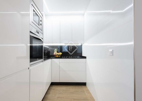 An elegant, modern, fully furnished duplex penthouse for rent in the city centre of Vigo, Pontevedra