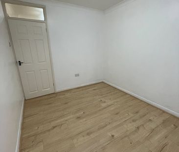 2 Bed Flat, Barton Meadows, IG6 - Photo 2