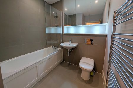 Gresham Park Road, Woking - 4 bedrooms Property for lettings - Seymours - Photo 5