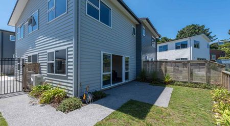 Modern & Sunny Townhouse - Photo 2