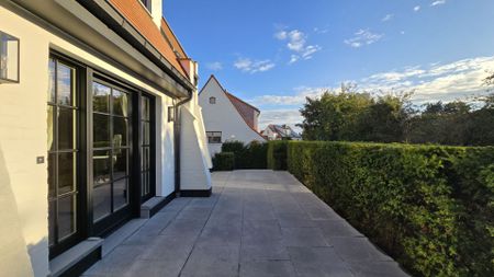 Charmante woning met 5 volwaardige slaapkamers, zonne terras en tuin met garagebox op enkele minuten van de zeedijk. - Photo 4