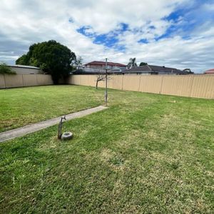 Family-Friendly Home in a Quiet Erskine Park Location - Photo 2