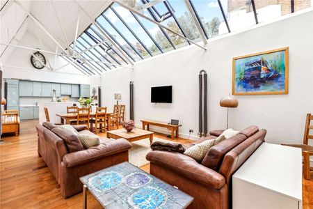 SHORT LET ONLY - A very spacious two bedroom coach house, tucked away on one of Clapham's most premier roads. - Photo 2