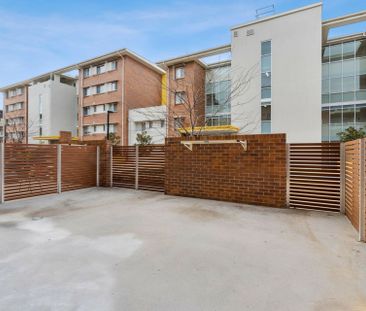 Spacious Living - Photo 3