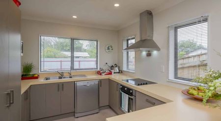 Private, sunny 3 bedroom family Home that will allow small pets - Photo 4