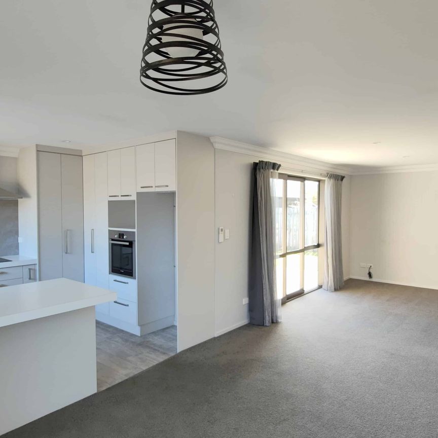 Modern comfort, fantastic location! - Photo 1
