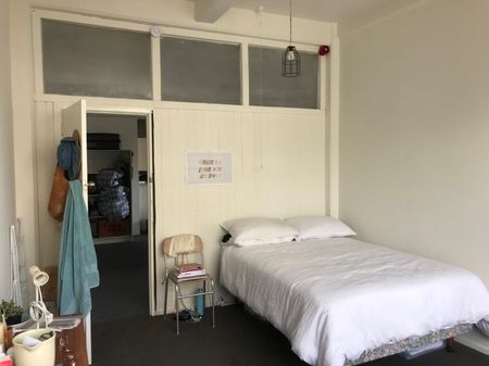 Awesome 6 Bedroom Central City Crash Pad for 2026 - Photo 5