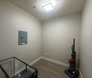 Abbotsford Hudson's Loft Two Level Penthouse 1bed+1 den+1.5 bath - Photo 2