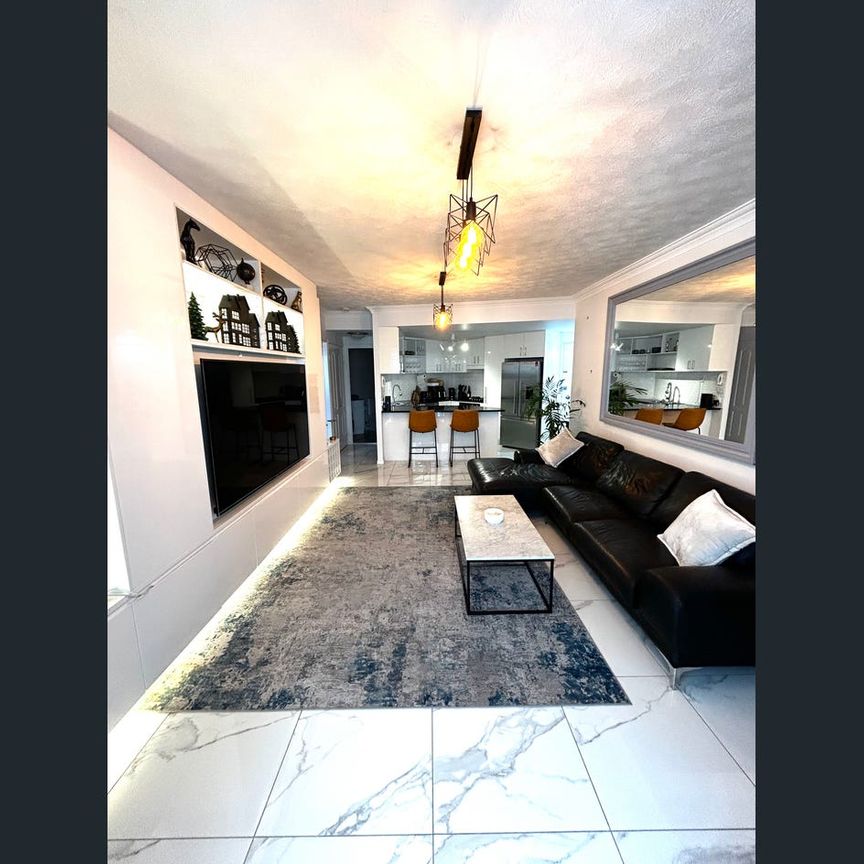 2B 2B 1C fully furnished inner-city sanctuary $1000 (inc. water) - Photo 1