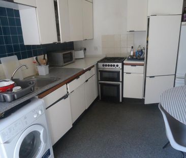 1 bedroom in a house share to rent - Photo 4