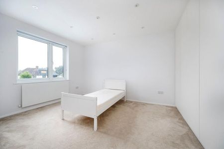 4 bedroom semi-detached house to rent - Photo 4