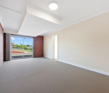 Spacious downstairs living - Photo 2