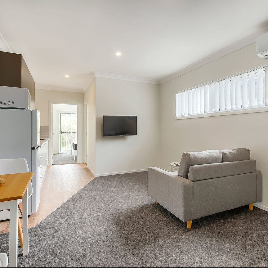 FULLY FURNISHED, DESIGNER STUDIO APARTMENT – BILLS INCLUDED! - Photo 1