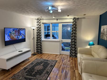 3 Bed Terraced House, Hoskins Close, M12 - Photo 2