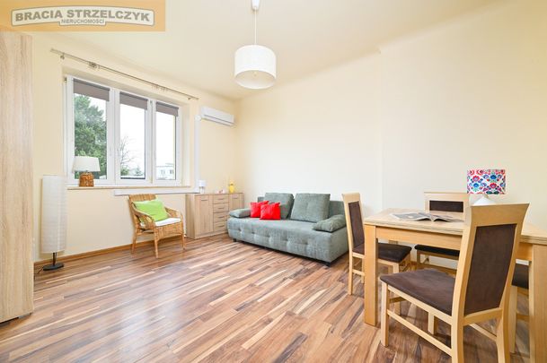 Pokój z aneksem kuchennym w kamienicy po termomodernizacji blisko PKP Włochy - Zdjęcie 1