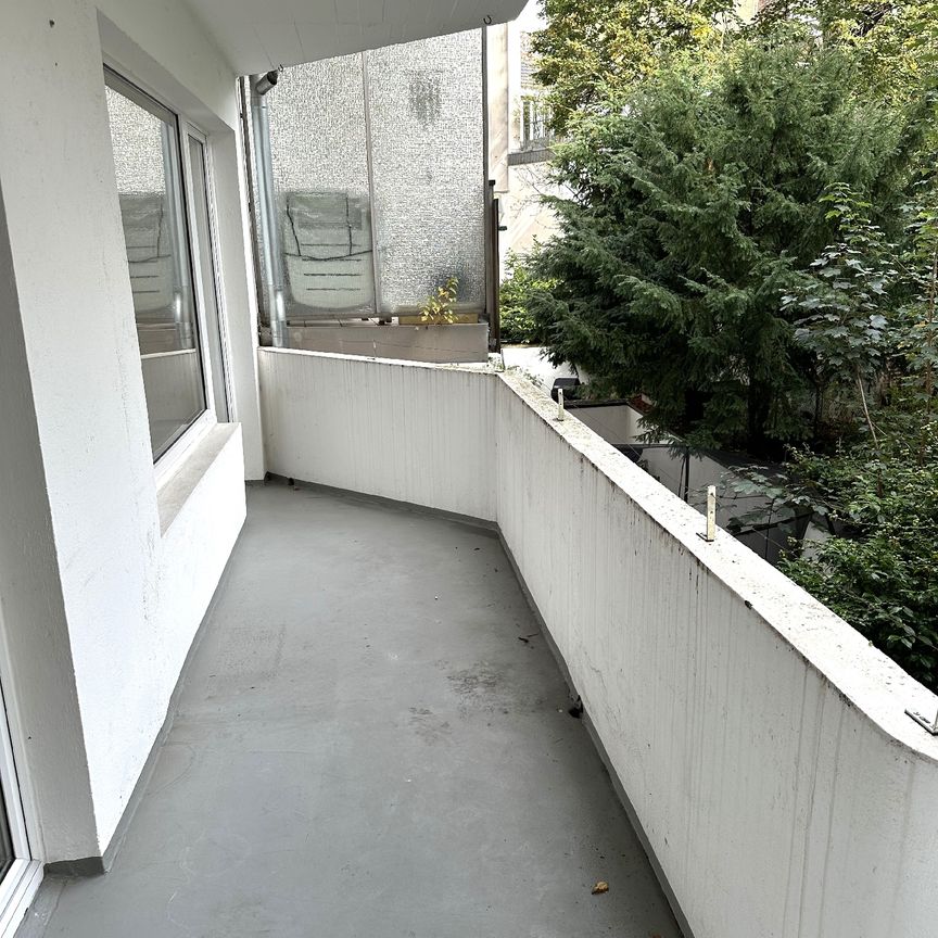 Düsseldorf-Düsseltal! Frisch renovierte 3-Zimmer-Balkonwohnung mit PKW-Stellplatz! - Photo 1