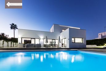 MODERN DETACHED LUXURY VILLA AVAILABLE FOR SHORT TERM RENTAL
