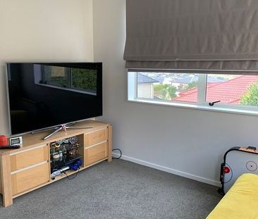 Warm modern 4 bedroom family home; all day sun - Photo 5