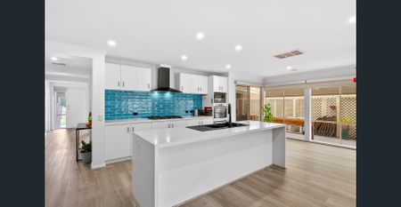 Expansive Family Abode - Photo 5