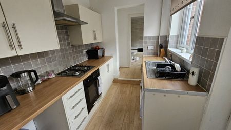2 bed Terraced - To Let - Photo 5
