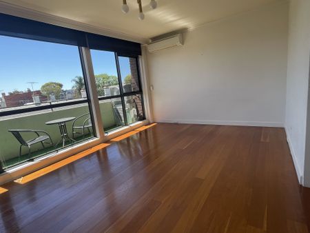 Light-Filled 2 Bedroom Apartment with Lock-Up Garage & Stunning Sunset Views - Photo 2