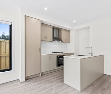 129 Lakeridge Dr, Wollert, Vic 3750 - Photo 5