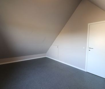 Een ruim appartement van 148m² met terras en 2 autostaanplaatsen. - Photo 4