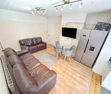 5 bedroom semi-detached house to rent - Photo 2