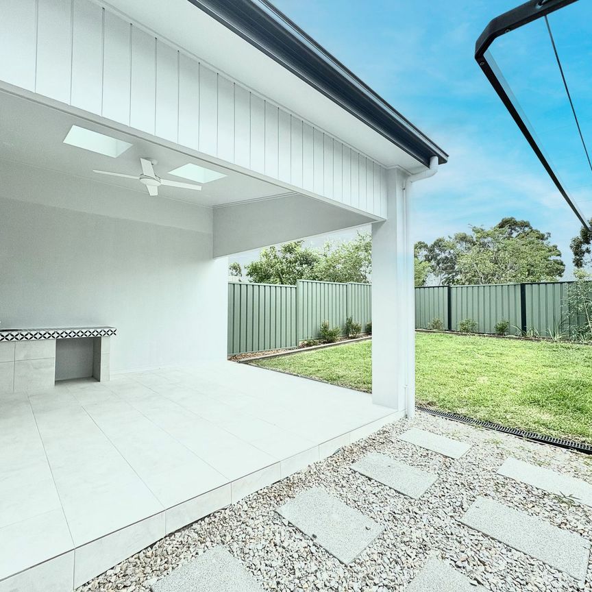 Brand New 5 Bedroom Located within Minutes to Penrith&excl; - Photo 1