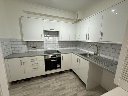 2 bedroom ground floor flat to rent - Photo 5