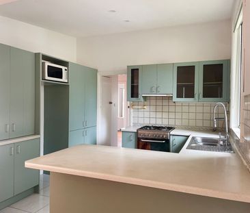 Family home close to all amenities - Photo 1