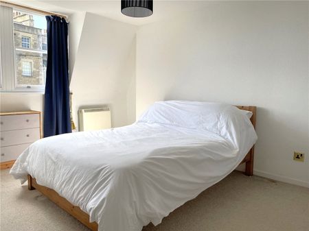 A light and spacious, well presented apartment in an excellent location with spectaculor views over the Royal Crescent lawn. - Photo 2