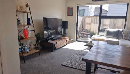 Modern 2-bedroom townhouse in great location - Photo 3