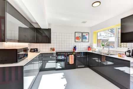1 bedroom in a house share to rent - Photo 4