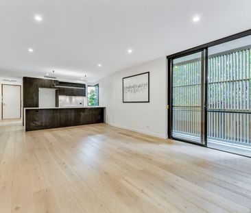 Modern Open Plan 2-Bedroom Apartment w/ Yard - Photo 2