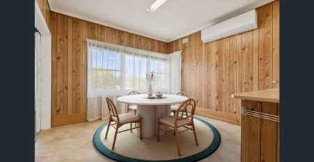 Spacious 3-Bed Home with two large Garages - Photo 5