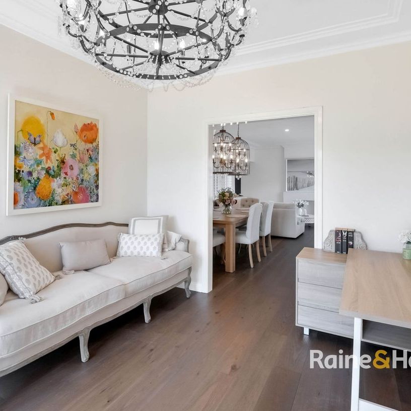 FABOULUS FAMILY HOME - Photo 1