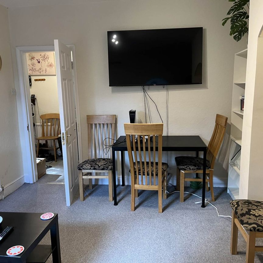 Room 4: 15 Sycamore Road, Guildford, GU1 1HJ - Photo 1