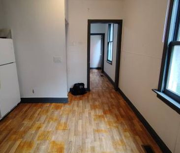 2 Roomates Share 1 Bedroom Furnished Bungalow, Downtown - Photo 2