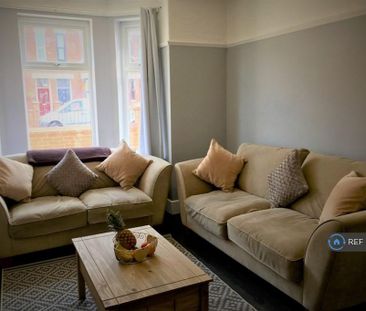 4 bedroom end of terrace house to rent - Photo 1