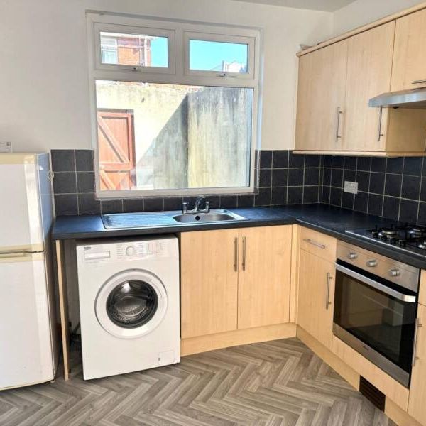 Partly Furnished 2 Bedroom Terrace - Photo 1