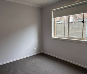 Great Family Living in Roxburgh Park - Photo 2