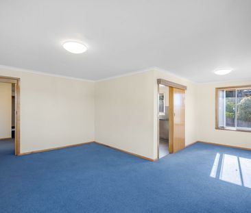 Delightful Three Bedroom - Photo 3