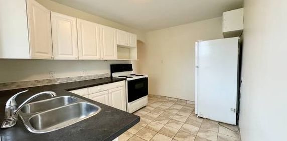 2696 LAKE SHORE BLVD. W. 26 - MIMICO, 2BR/1BATH, LAUNDRY, STEPS TO TTC - Photo 2