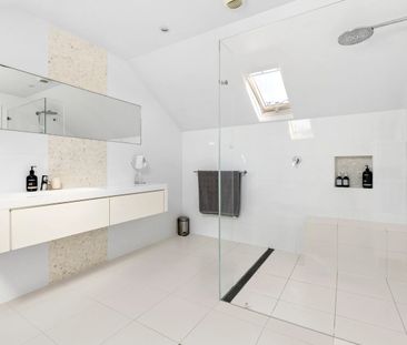 A highly desirable beachside home in one of Manly’s most exclusive ... - Photo 4